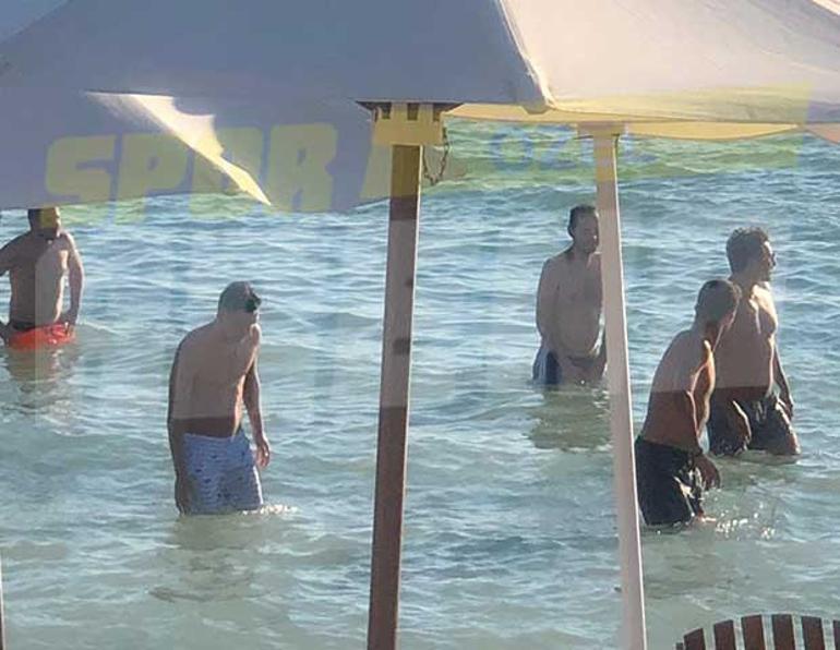 Mesut Özil'in Çeşme'de tatil keyfi