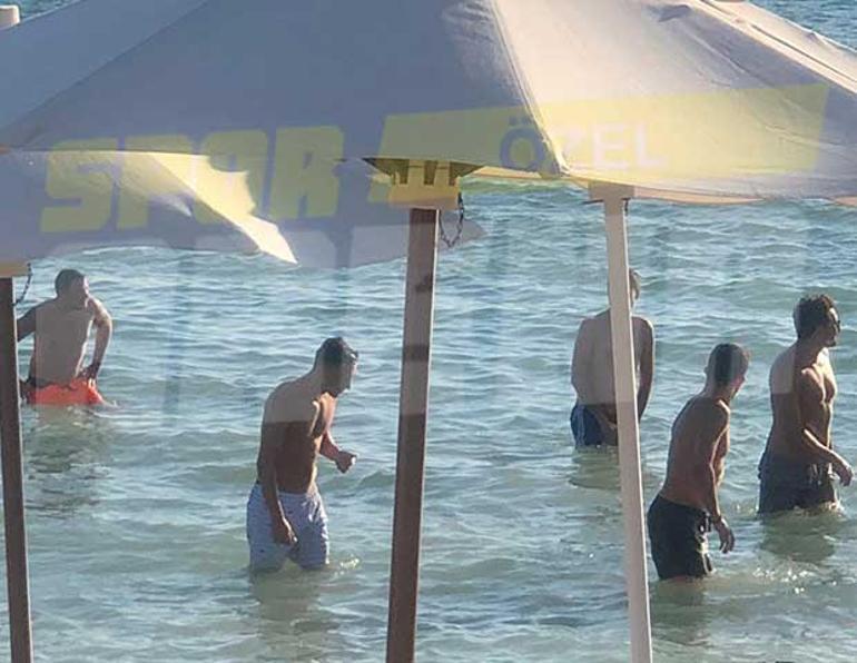 Mesut Özil'in Çeşme'de tatil keyfi