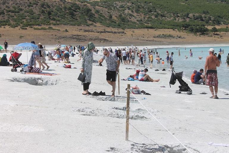 Salda Gölü'nde çamur çukuruna girene ceza