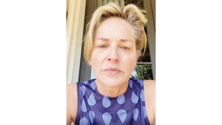 Sharon Stone’dan çifte isyan: Kardeşim korona, bunu maske takmayan sizlerden biri yaptı!