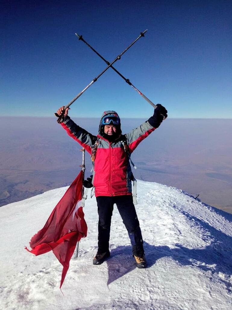 Türkiye’nin en yüksek dağına 61 yaşında ikinci kez tırmandı