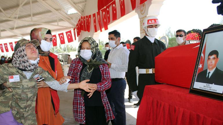 Sudenaz, parkasını giydiği şehit babasının tabutuna sarılarak g&ouml;zyaşı d&ouml;kt&uuml;
