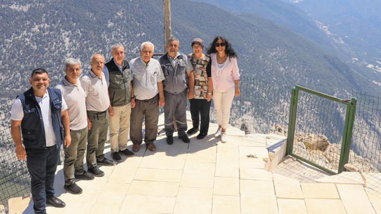 Antalyada duman gözcüsü anne ve baba, nöbeti evlatlarına devretti