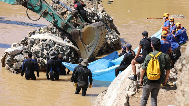Bakan Soylu afet bölgesinde: Bir vatandaşın daha cansız bedenine ulaşıldı