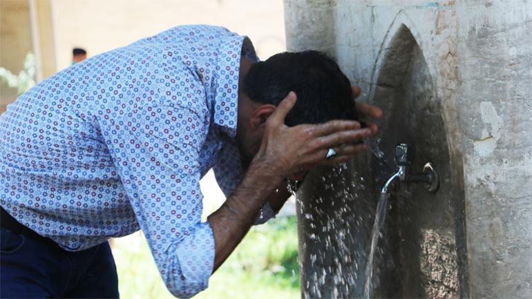 Sıcaklar 47 dereceyi aştı, vatandaş çözümü bunda buldu