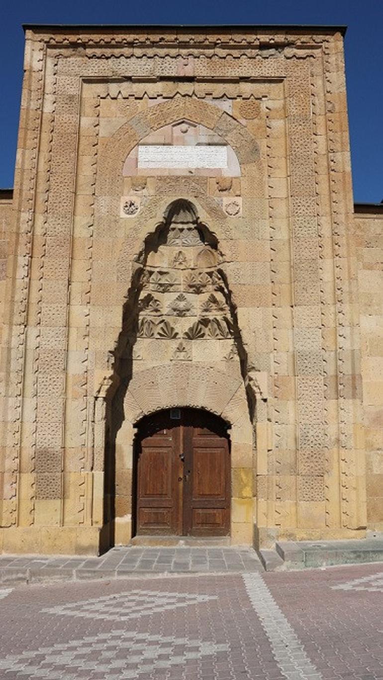 Cami kapısındaki taşa işlenmiş taçlı kadın başı silüeti ilgi görüyor