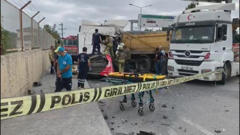 Son dakika... Çekmeköyde hafriyat kamyonları çarpıştı