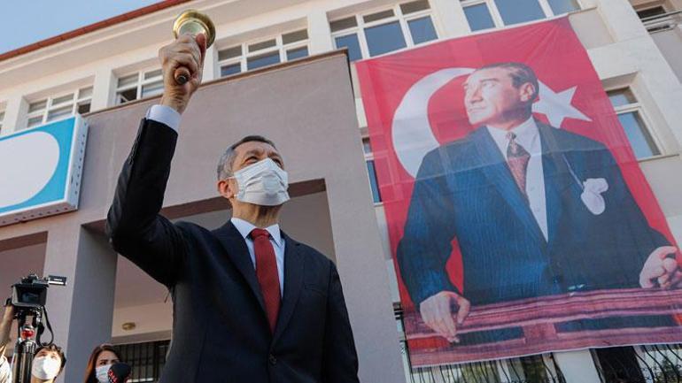 Last minute ... The Minister of National Education, Ziya Selçuk, rang the bell for the first lesson