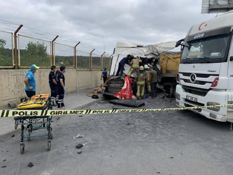 Son dakika... Çekmeköyde hafriyat kamyonları çarpıştı