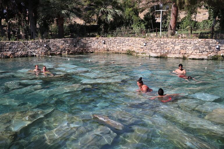 Kleopatra'nın da yüzdüğüne inanılan antik havuza yoğun ilgi