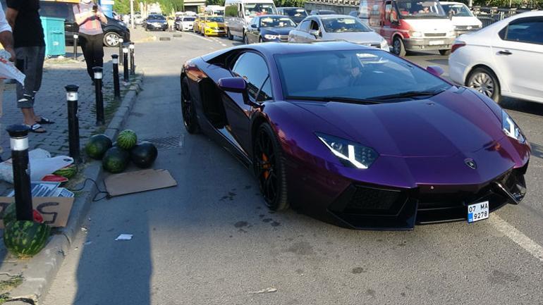 Beyoğlunda bir garip olay Lüks araçla gelip karpuz sattı