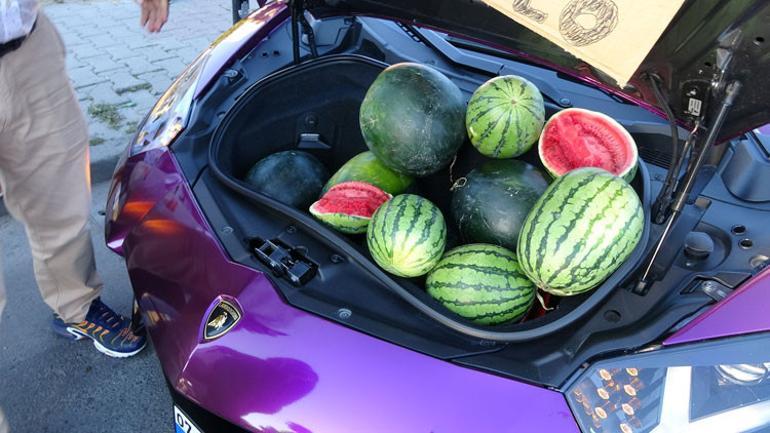 Beyoğlunda bir garip olay Lüks araçla gelip karpuz sattı