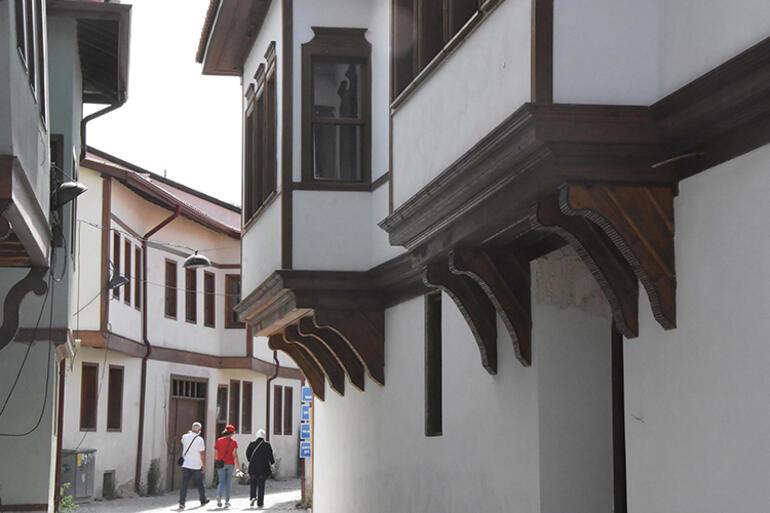 Şehzadelerin yetiştiği tarihi sokak kent turizmine hizmet ediyor