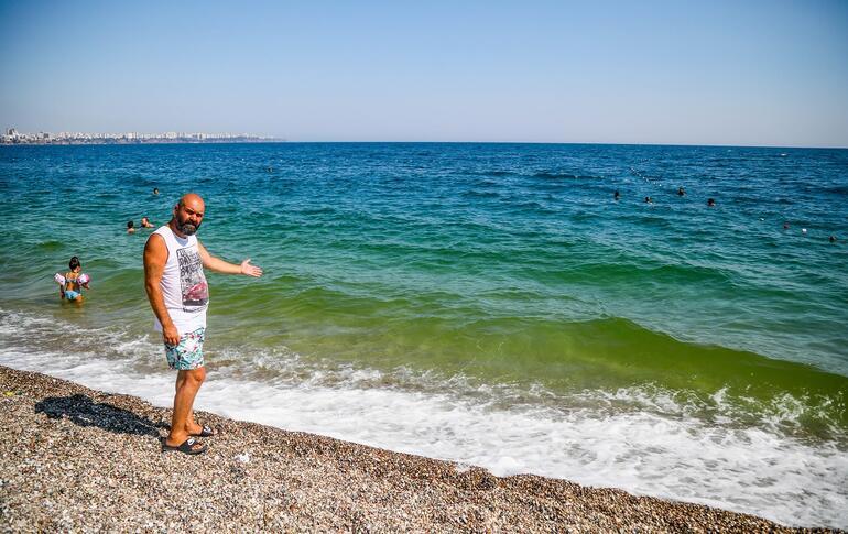 Antalya'da deniz yeşile döndü, tatilciler korktu
