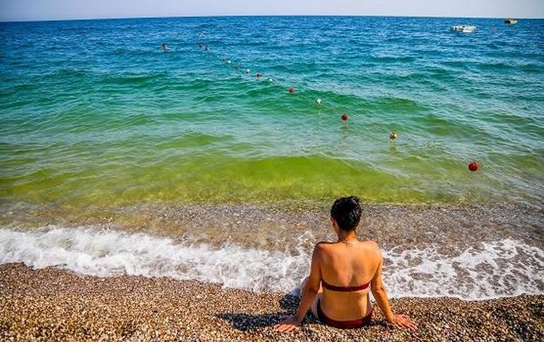 Antalya'da deniz yeşile döndü, tatilciler korktu