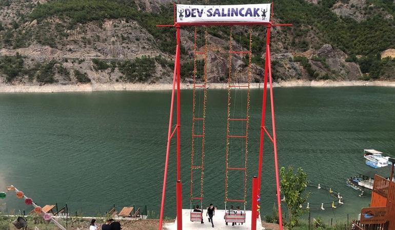 Borçka Baraj Gölü kıyısındaki dev salıncak adrenalin tutkunlarının ilgi odağı oldu