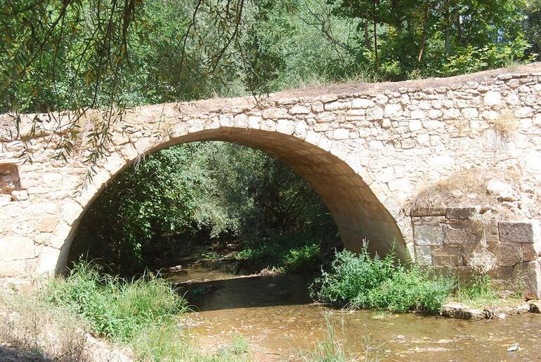 Osmanlı kervanlarının büyük menderesi aşmasını sağlayan tarihi Hançalar Köprüsü