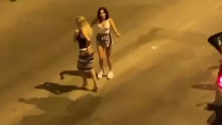 Antalyada gece yarısı ilginç görüntüler... Yasak umurlarında bile olmadı