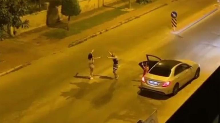 Antalyada gece yarısı ilginç görüntüler... Yasak umurlarında bile olmadı
