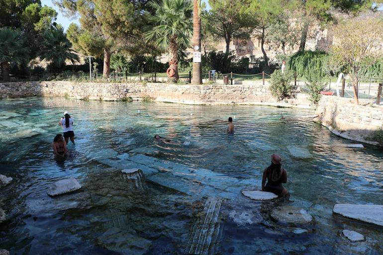 Pamukkale'deki antik havuzu 100 günde 60 bin kişi ziyaret etti