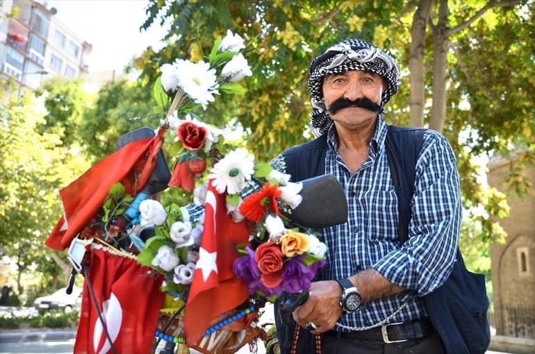 Bayrak ve çiçeklerle süslediği 'yol arkadaşı'nın 30 yıldır pedalını çeviriyor