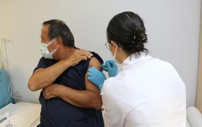 Son dakika: Türkiyede tarihi gün... Koronavirüs aşısında ilk gönüllü uygulaması yapıldı
