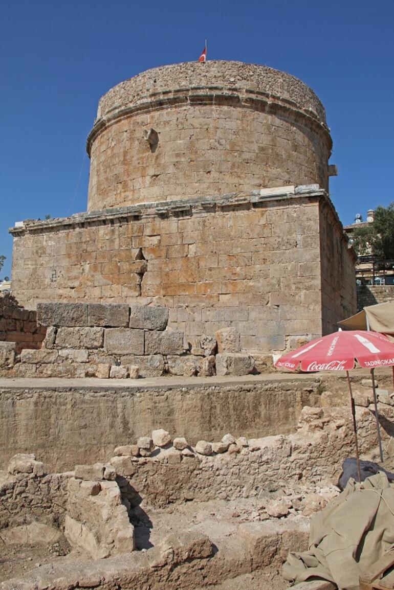 Hıdırlık Kulesi’nde arkeolojik kazılar sürüyor