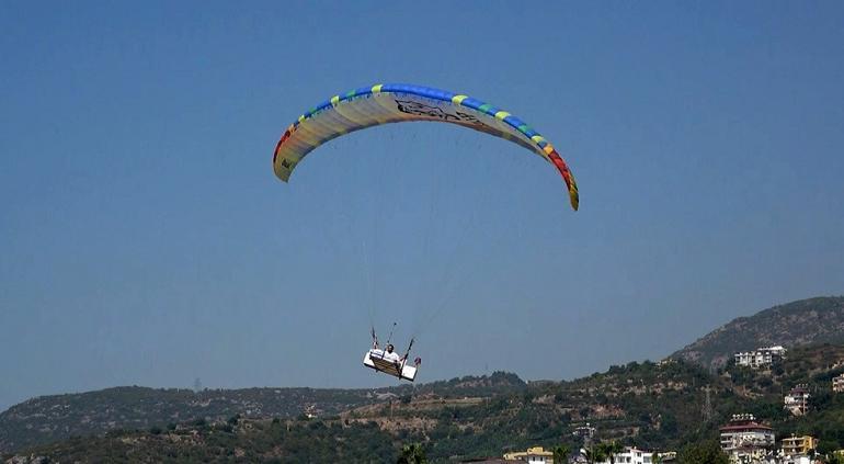 Paraşüt pilotu havada yatak keyfi yaptı