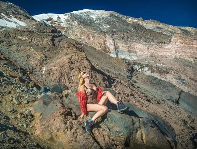 Ukraynalı kadın dağcılar, Türkiye'nin çatısı Ağrı Dağı'nda böyle poz verdiler