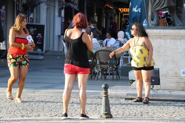 Kalabalık gruplar halinde maskesiz gezen turistlerin büyük bölümü uyarılara kulak asmıyor