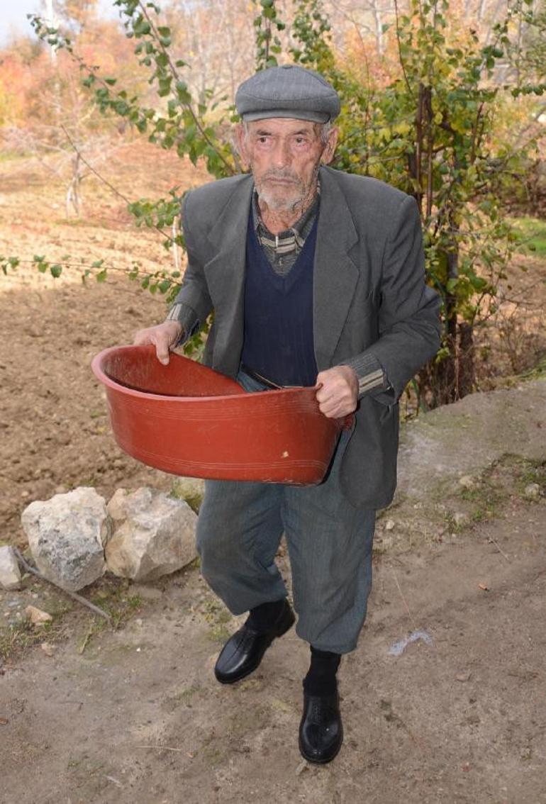 Oğlunun cenazesine yırtık lastik ayakkabılarıyla katılması yürek burkmuştu... Kahreden haber