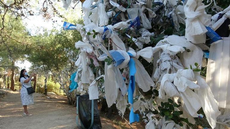 Zeus Altarı'nda 'dilek ağaçları' tıbbi maskelerle doldu