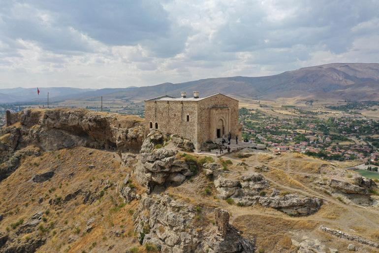 Tarih ve doğa güzelliklerine sahip Divriği'ye seyir terası