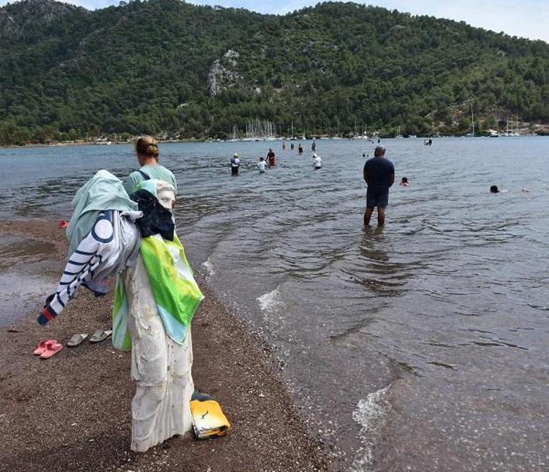 Bu kadarı da pes dedirtti! Kızkumu'nun 'Prenses' heykeli şimdi de 'küllük' olarak kullanılıyor