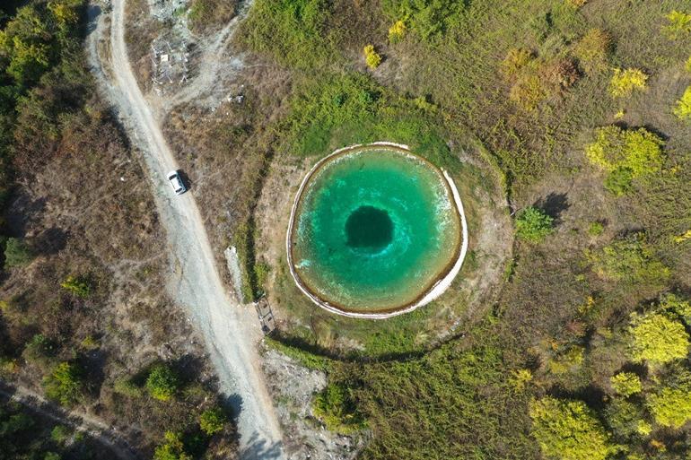 Amanos Dağlarının 'nazar boncuğu' görünümlü yangın göleti ziyaretçilerini büyülüyor