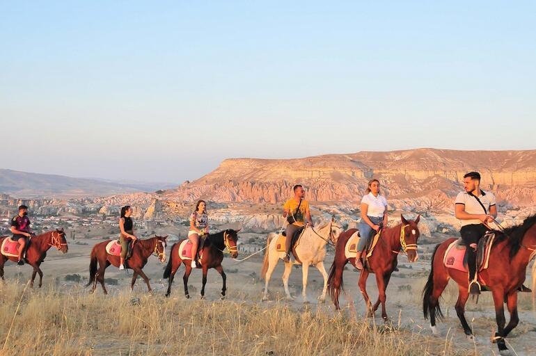 Kapadokya'da peribacaları arasında atlı safari
