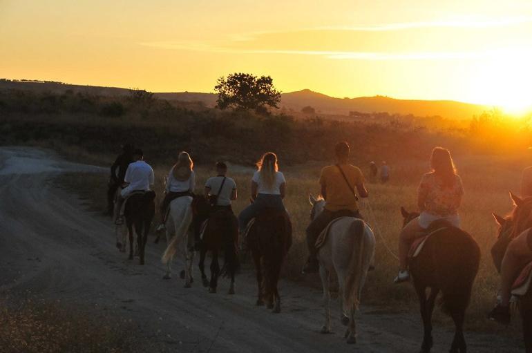 Kapadokya'da peribacaları arasında atlı safari