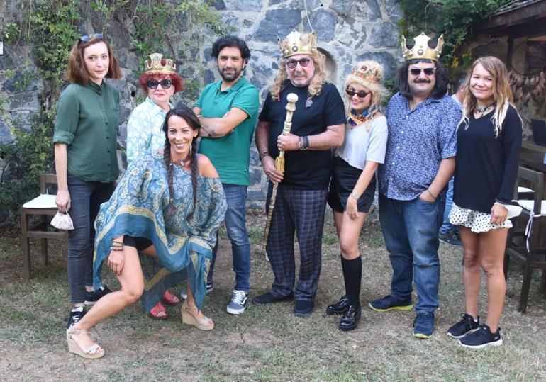 Ev bahçesinde kıyafet provası