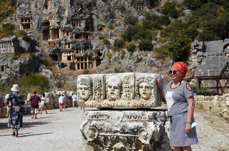 Myra Antik Kenti'ndeki tiyatro maskları fotoğraf stüdyosu gibi