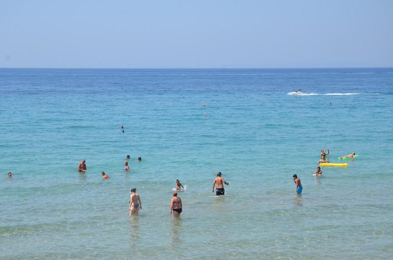 Kuşadası'nda mesire alanları ve plajlar doldu