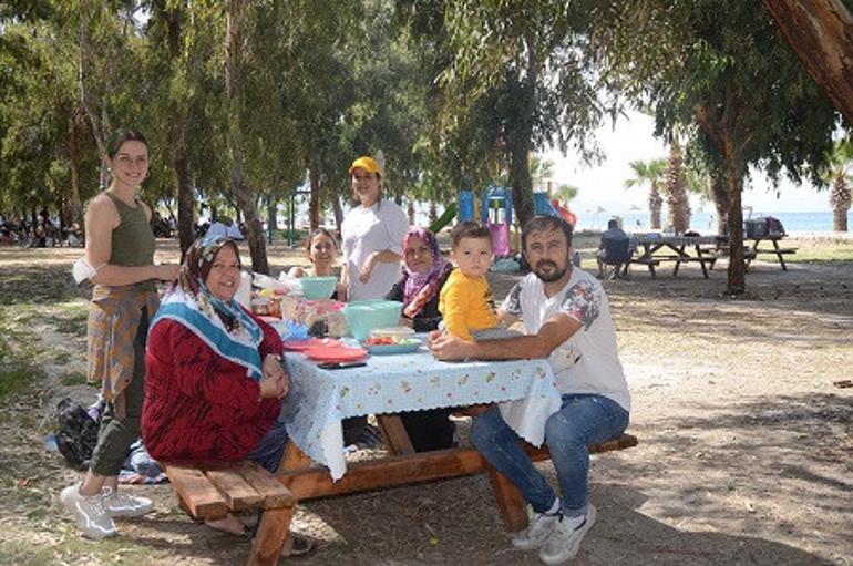 Kuşadası'nda mesire alanları ve plajlar doldu