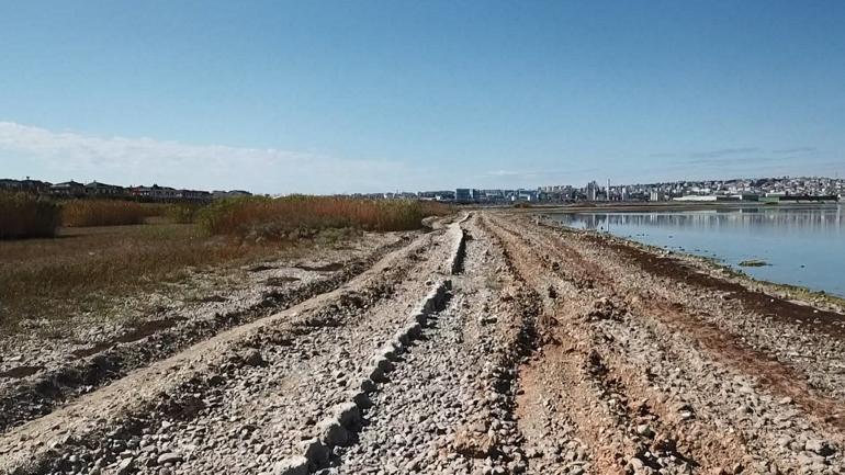 Büyükçekmece Gölü’nün suyu çekildi; 1500 yıllık baraj hattı ortaya çıktı