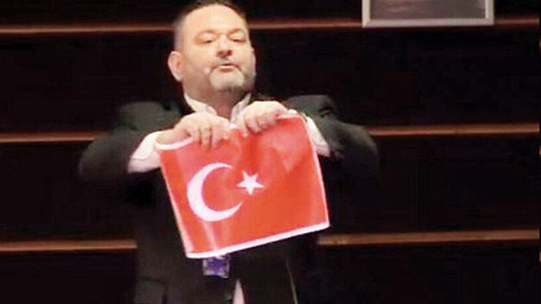 Yunanistan karıştı, Türk düşmanı parti suç örgütü sayıldı