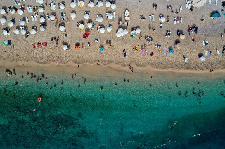 Antalya'nın ünlü Kaputaş Plajı'nda deniz ve güneş keyfi