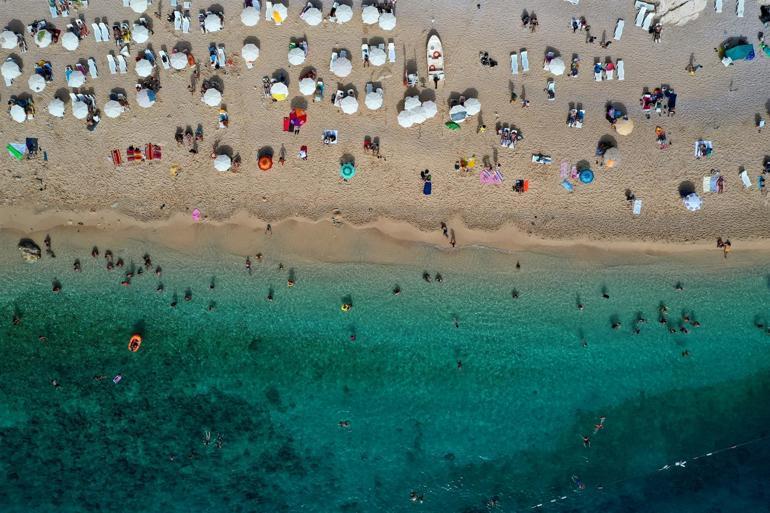 Antalya'nın ünlü Kaputaş Plajı'nda deniz ve güneş keyfi