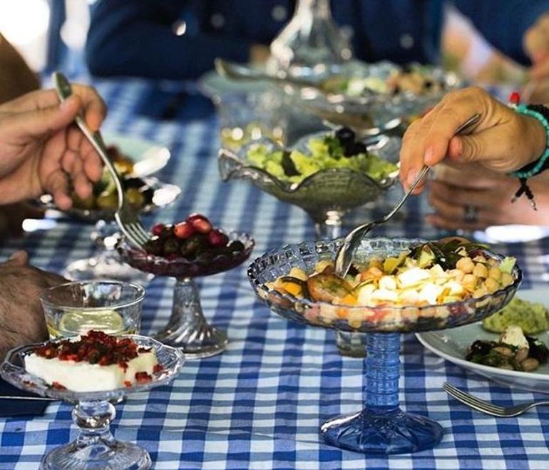 Ege mutfağının lezzetlerini yerinde deneyin... Otlar, zeytinyağı ve deniz ürünleri...