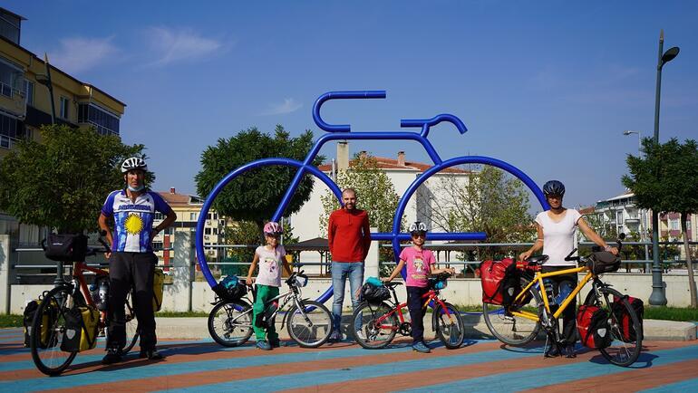 Lozan'dan Türkiye'ye ikizleriyle birlikte bisikletle geldiler