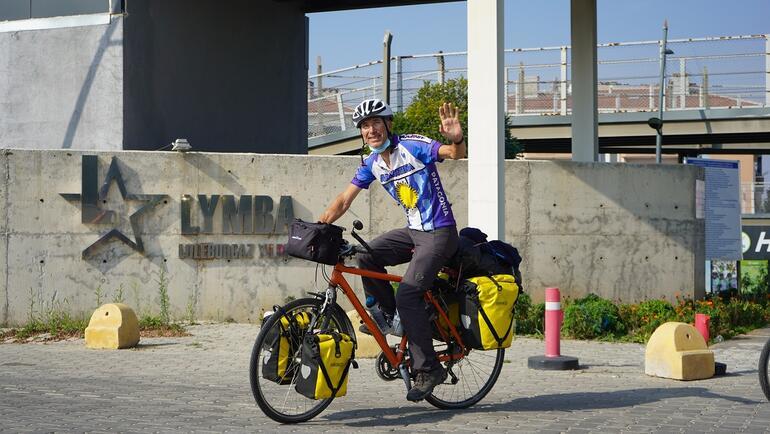 Lozan'dan Türkiye'ye ikizleriyle birlikte bisikletle geldiler