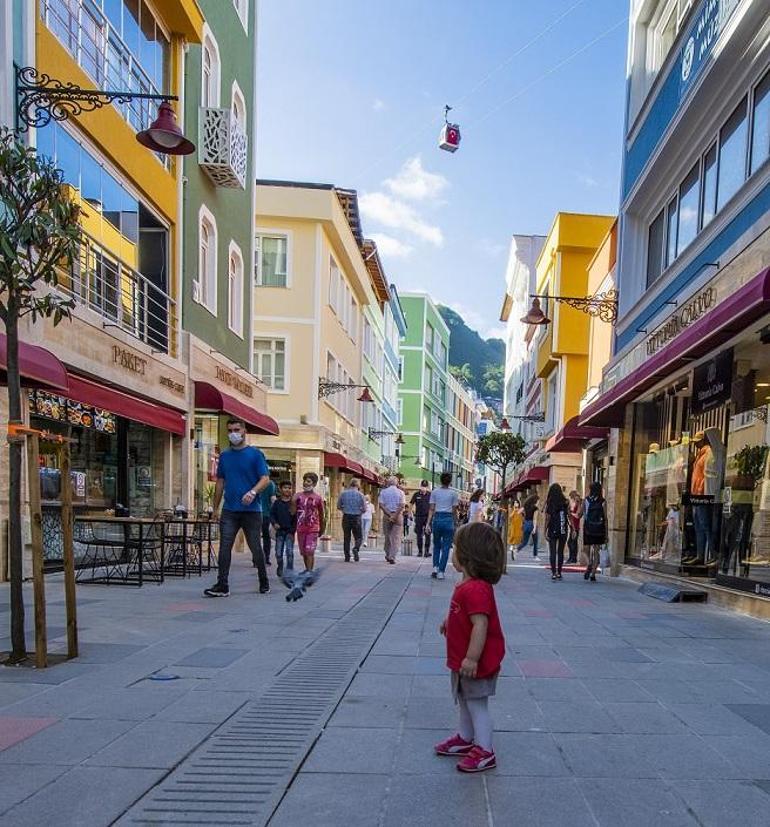 Bu cadde gökkuşağını andırıyor