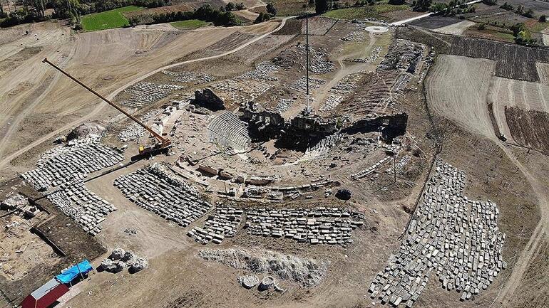 Aizanoi Antik Kentinin tiyatrosunda eseri inşa eden taş ustalarına da loca ayrılmış